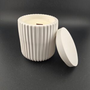 Kerze im geriffelten Gipsform