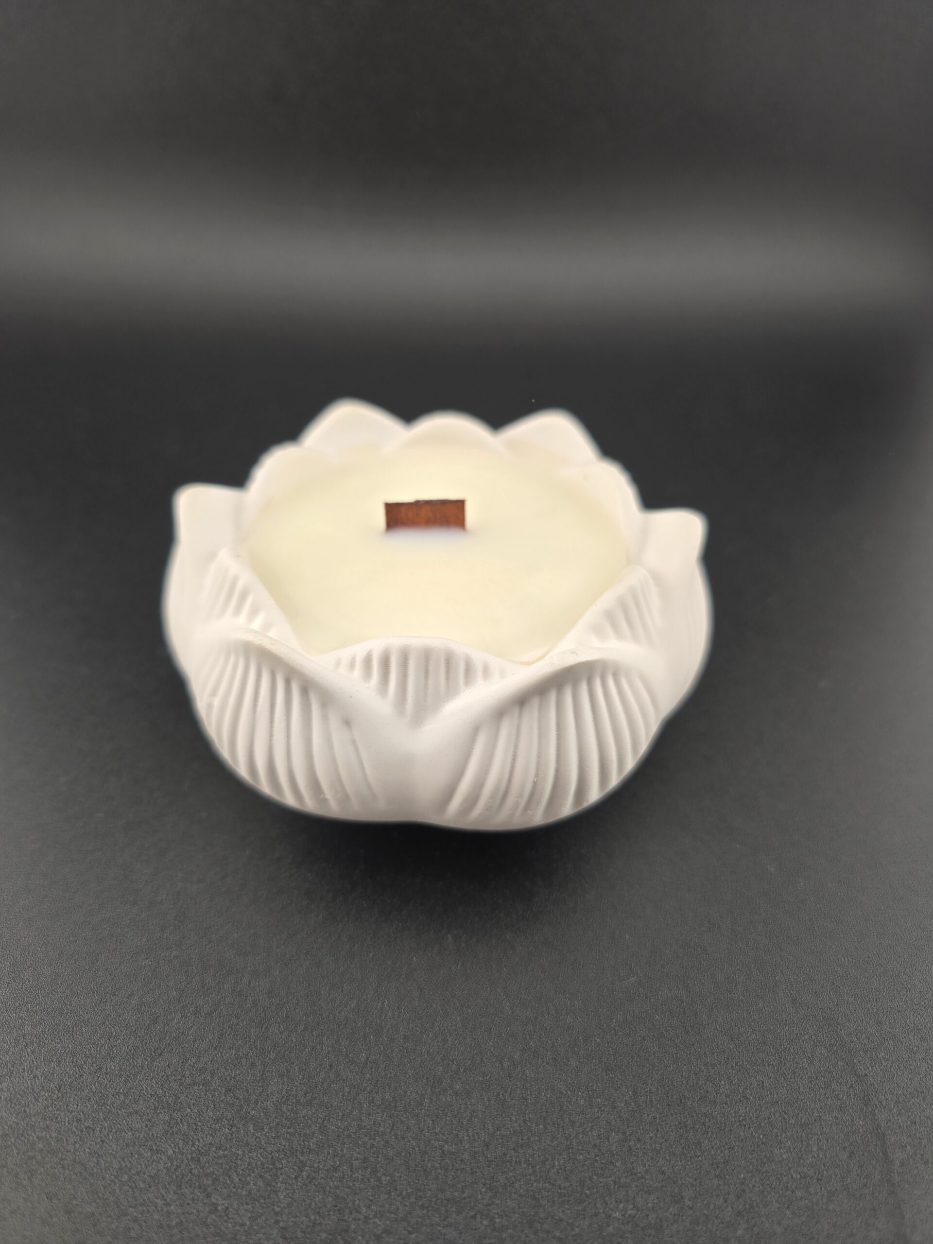 Kerze im Gipsgefäß in Blütenform – Bild 3