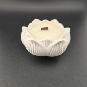 Kerze im Gipsgefäß in Blütenform