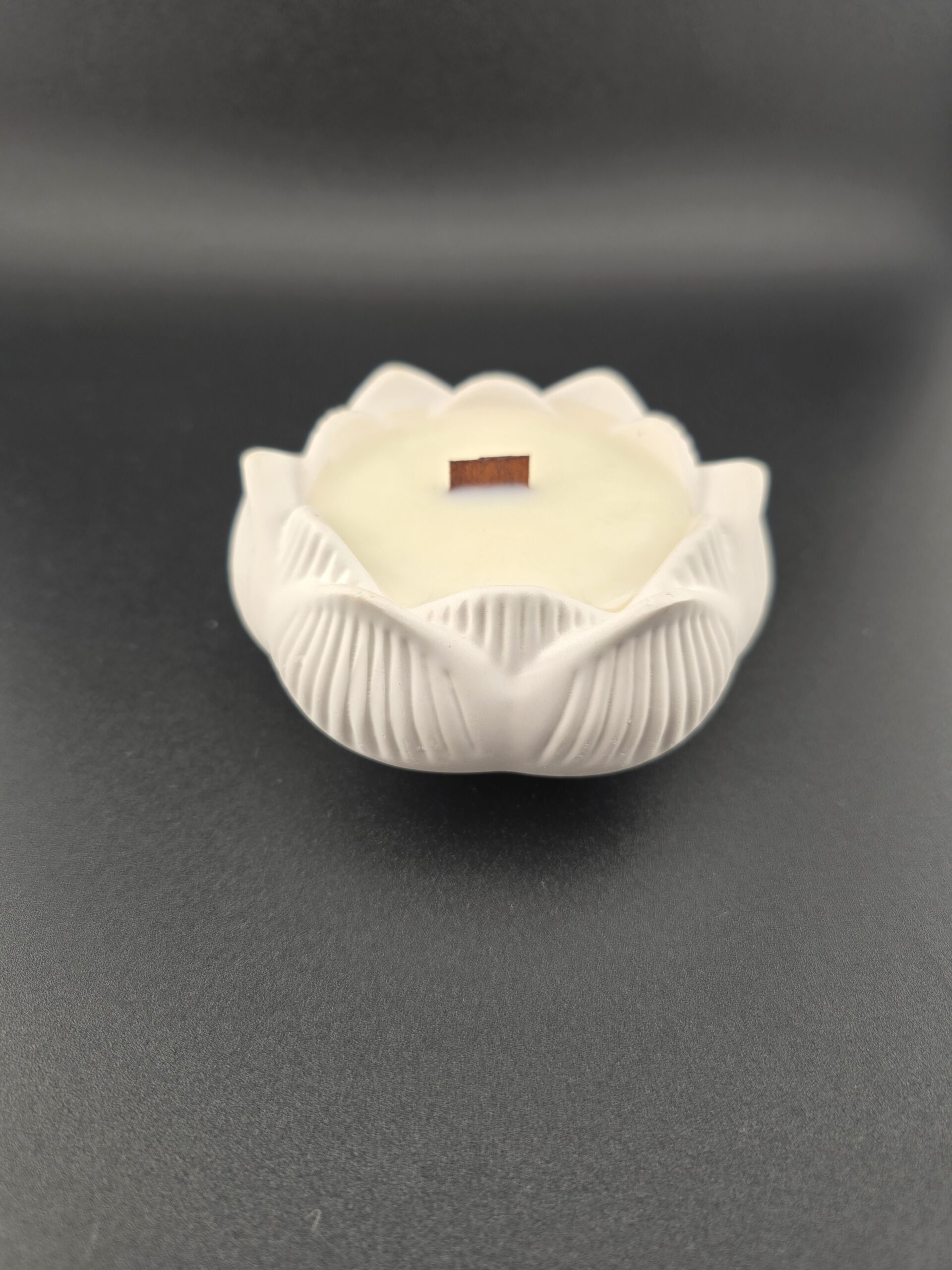 Kerze im Gipsgefäß in Blütenform